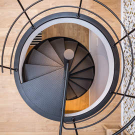 Spindeltreppe mit Stahlwangen, Stahlgeländer und Holzstufen