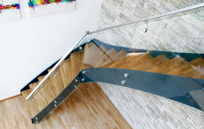 Wangentreppe mit Glaswand und Geländer aus Edelstahl